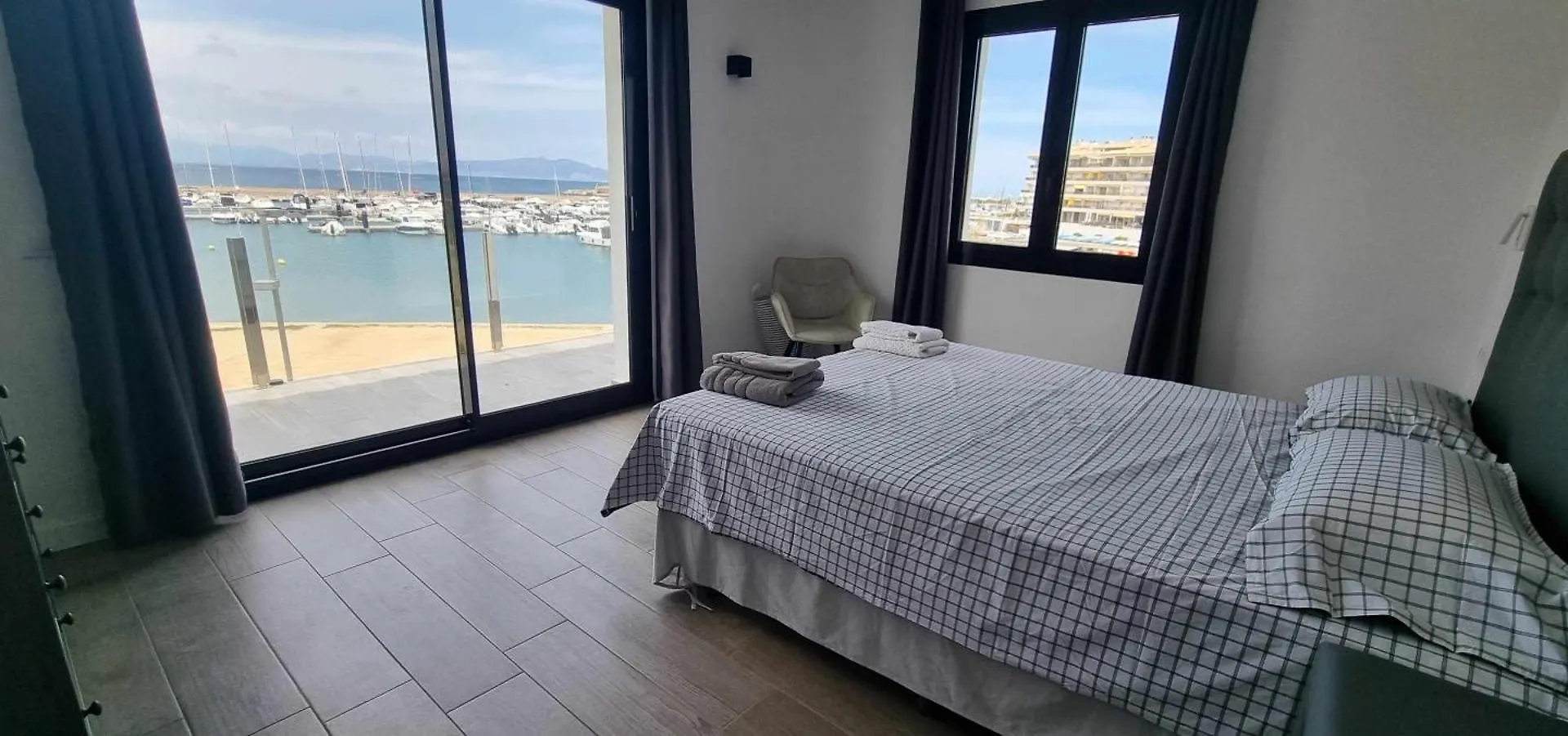 Villa Sophie Alt Standing Frente Al Club Nautico Girona Spain