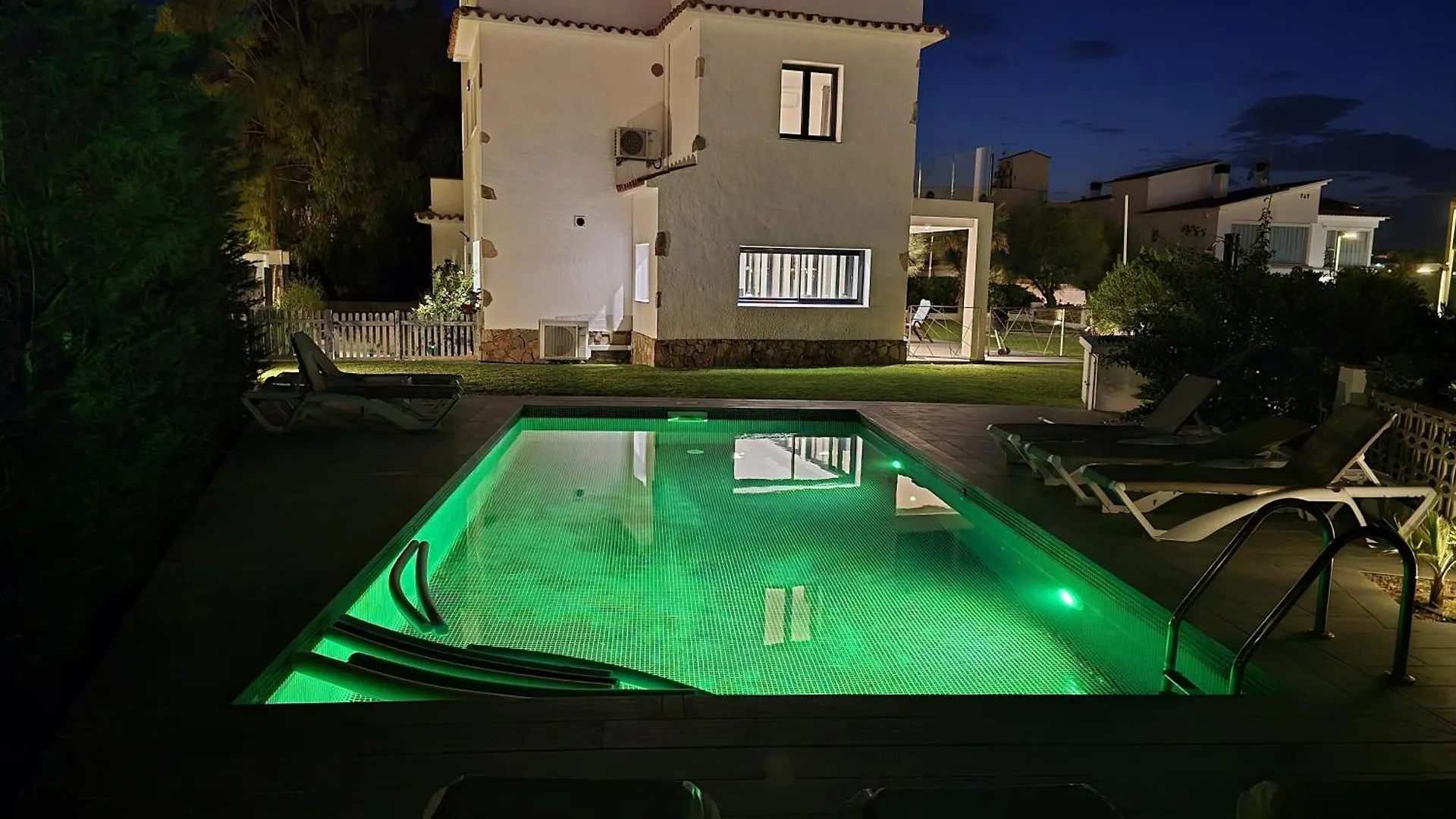 Villa Sophie Alt Standing Frente Al Club Nautico Girona Spain