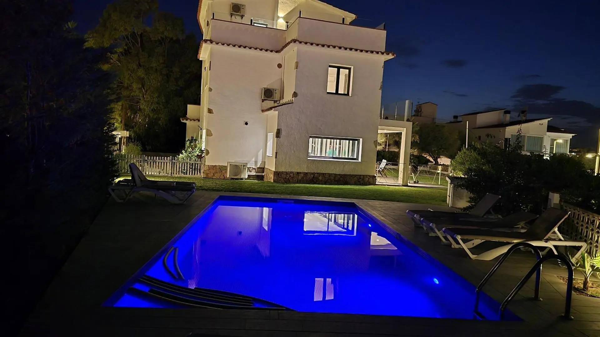 Villa Sophie Alt Standing Frente Al Club Nautico Girona 0*,  Spain