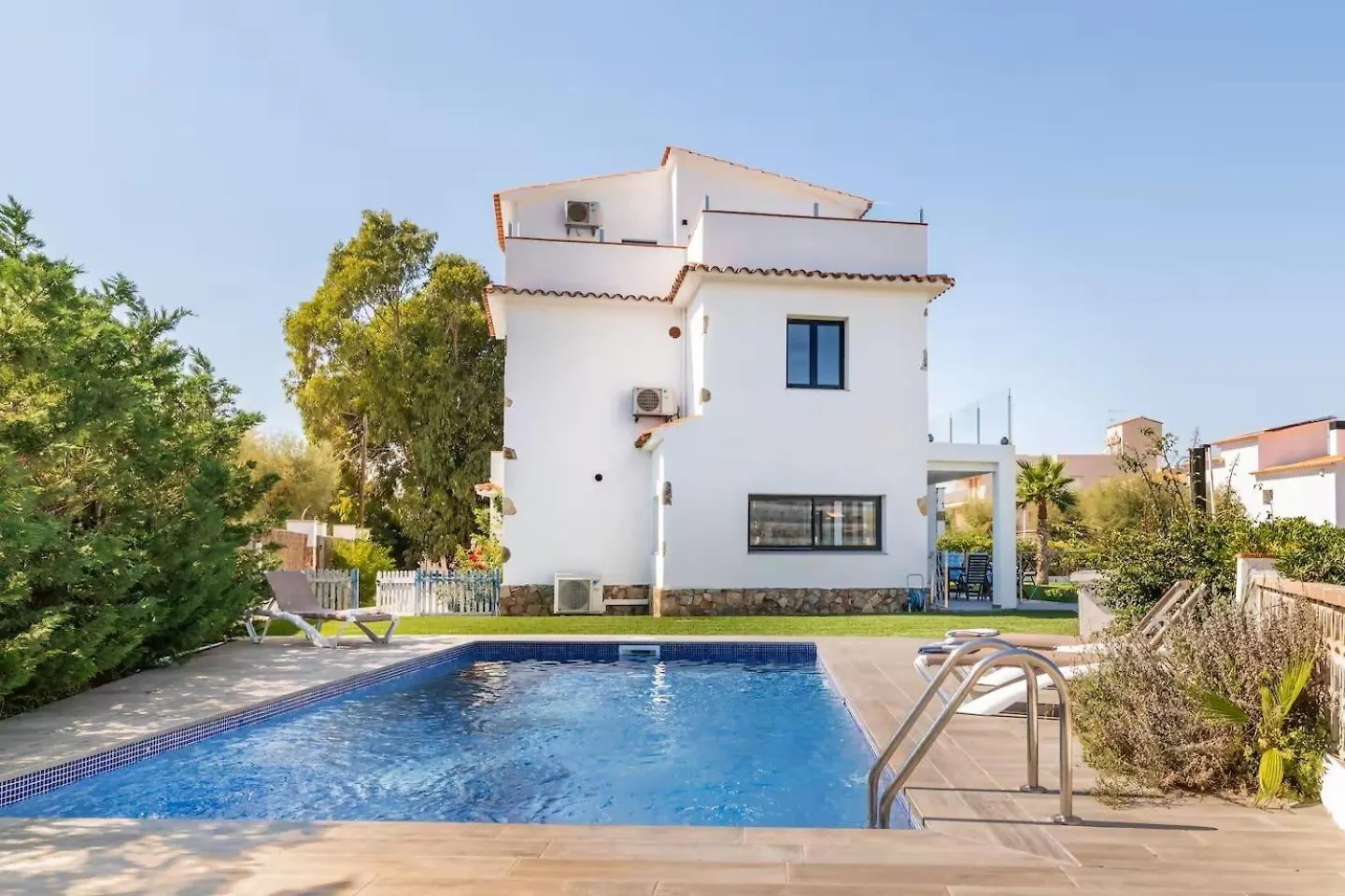 Villa Sophie Alt Standing Frente Al Club Nautico Girona