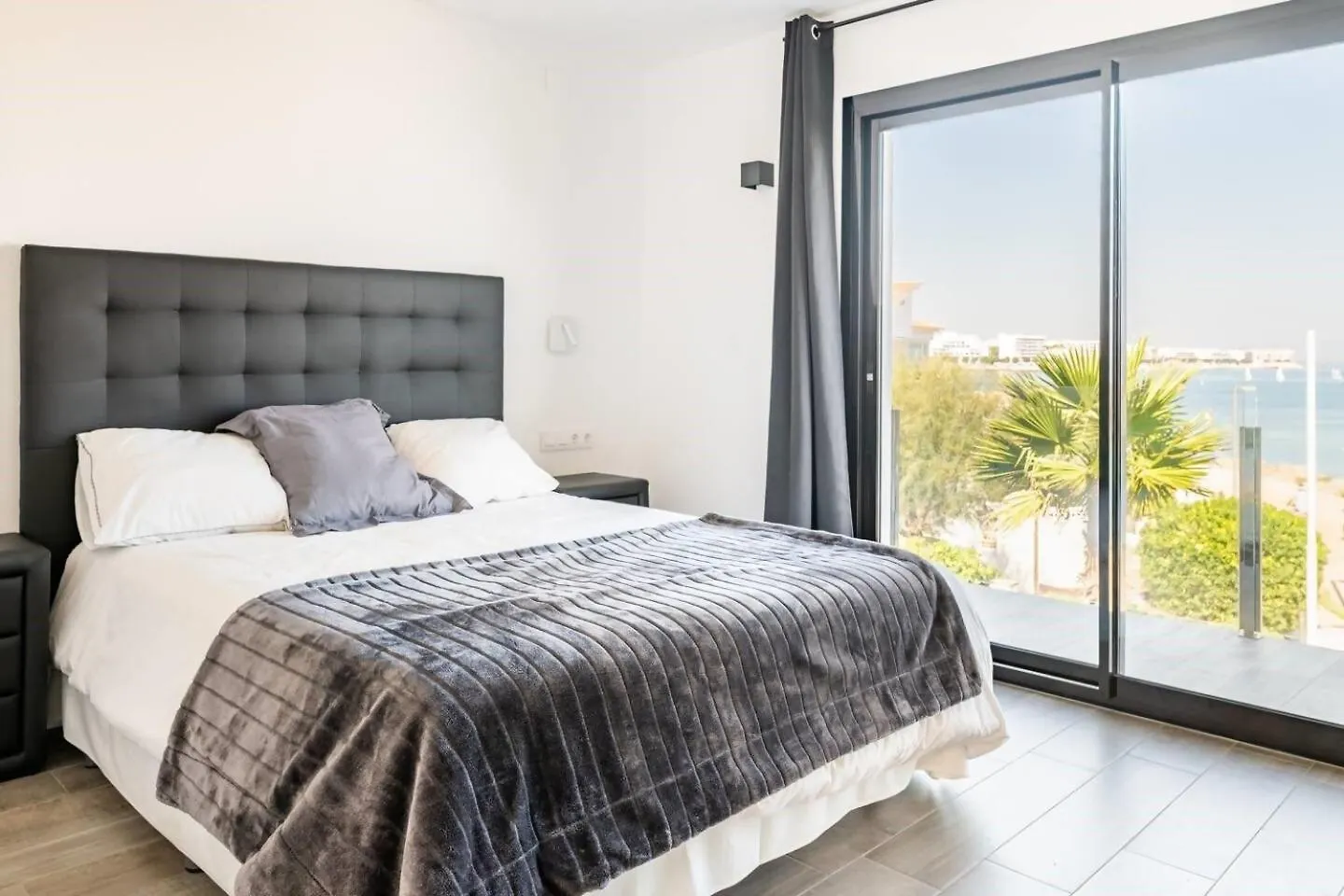 Villa Sophie Alt Standing Frente Al Club Nautico Girona Spain