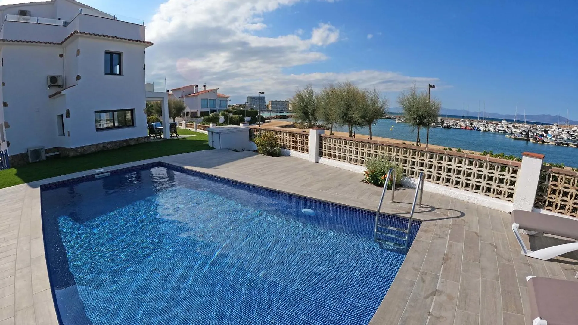 Villa Sophie Alt Standing Frente Al Club Nautico Girona